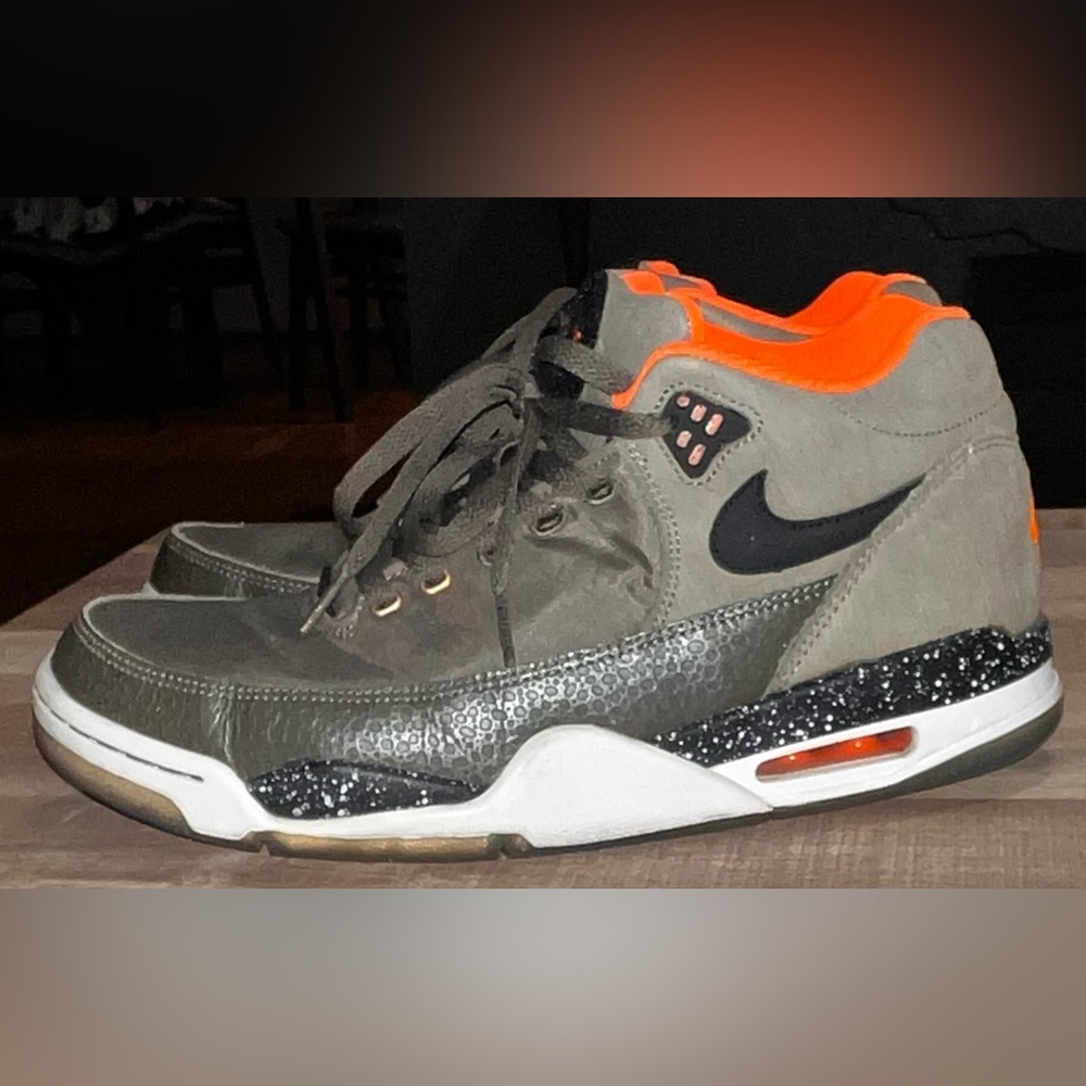 Nike Flight Squad Premium QS Men's US
9.5 Olive in great condition.